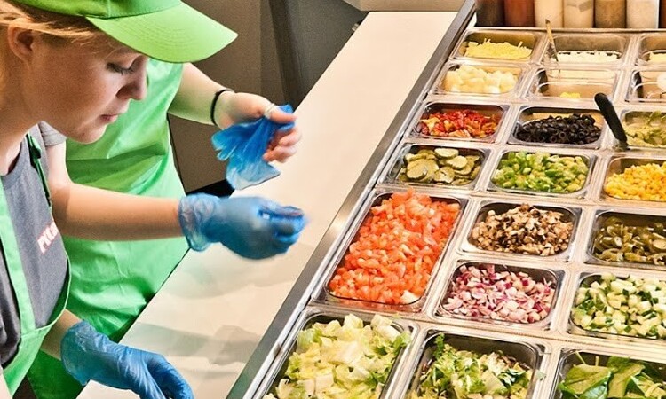 Vendi prodotti alimentari o cibo in un mercato contadino Vendi prodotti alimentari o cibo in un mercato contadino